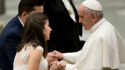 Pope Francis greets a married couple at a Wednesday General Audience./ Daniel Ibáñez