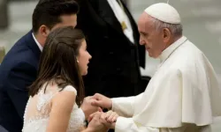 Pope Francis greets a married couple at a Wednesday General Audience. | Daniel Ibáñez