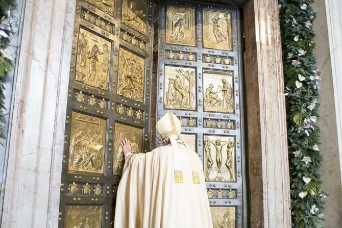 Pope Francis opens the Holy Doors at St. Peter's Basilica to begin the Year of Mercy, Dec. 8, 2015. | L'Osservatore Romano.