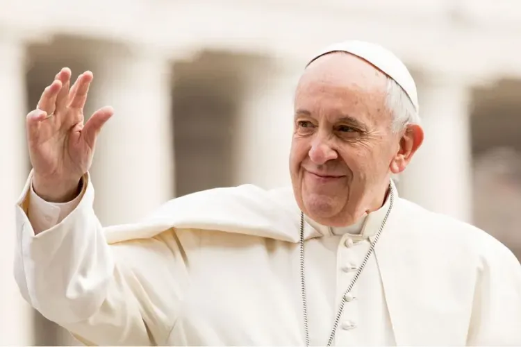 Pope Francis waves to pilgrims during his March 28, 2018 general audience in St. Peter's Square./ Daniel Ibáñez/CNA.