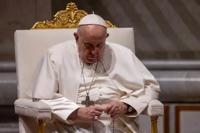 Pope Francis Consecrates War-torn World to Virgin Mary in Eucharistic Prayer Vigil