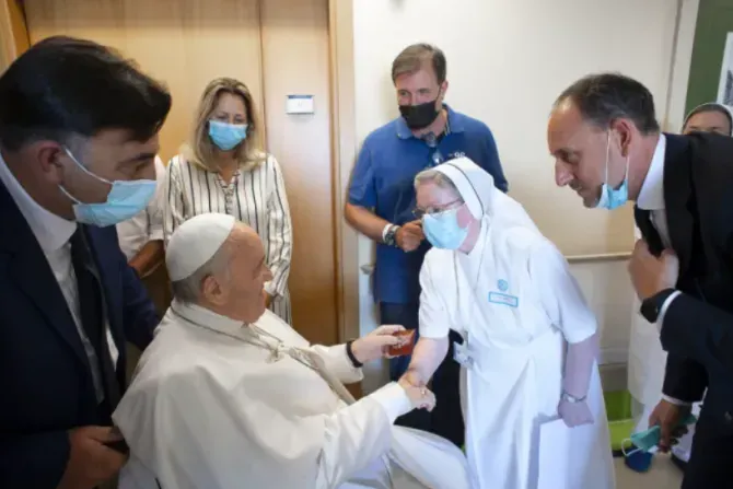 Pope Francis greets staff at the Gemelli Hospital in Rome, July 11, 2021/ Vatican Media