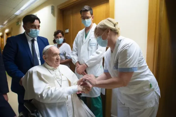 Pope Francis greets staff at the Gemelli Hospital in Rome, July 11, 2021./ Vatican Media