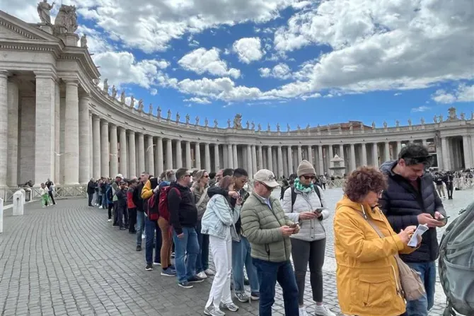 St. Peter’s Basilica Introduces New "prayer entrance" Amid Influx of Tourism