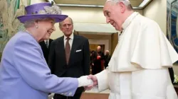Queen Elizabeth greets Pope Francis at the Vatican in 2014. | Vatican Media
