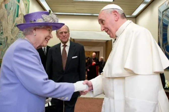 Queen Elizabeth greets Pope Francis at the Vatican in 2014. | Vatican Media