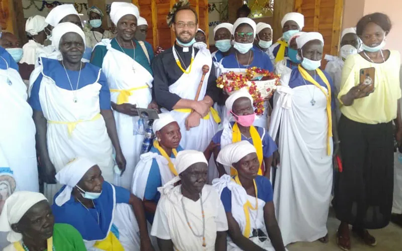 Bishop-elect Christian Carlassare standing amidst South Sudanese Catholic women. / Courtesy Photo