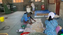 SDB members, Missionaries of Charity and Salesian Sisters in Adwa area of Tigray making bread for the displaced people in the region. / Agenzia Info Salesiana (ANS)