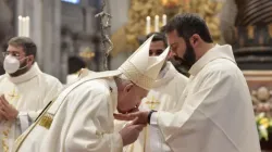 Pope Francis kisses the hands of a newly ordained priest in St. Peter’s Basilica, April 25, 2021./ Vatican Media.