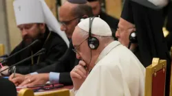 Pope Francis with participants in the meeting “Religions and Education: Towards a Global Compact on Education” at the Vatican, Oct. 5, 2021./ Vatican Media.