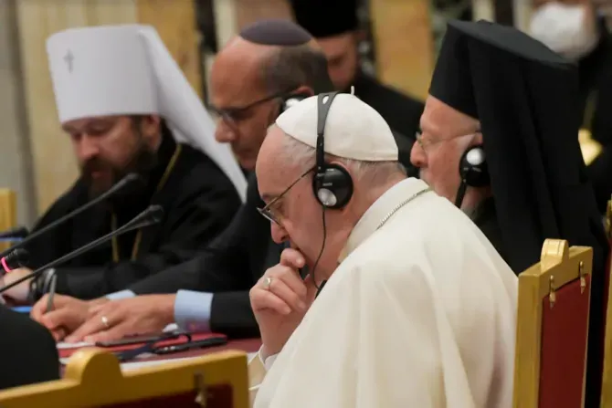 Pope Francis with participants in the meeting “Religions and Education: Towards a Global Compact on Education” at the Vatican, Oct. 5, 2021./ Vatican Media.
