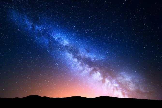 바티칸 천문대에서 천문학자들은 새로 발견된 수천 개의 은하계를 발견합니다