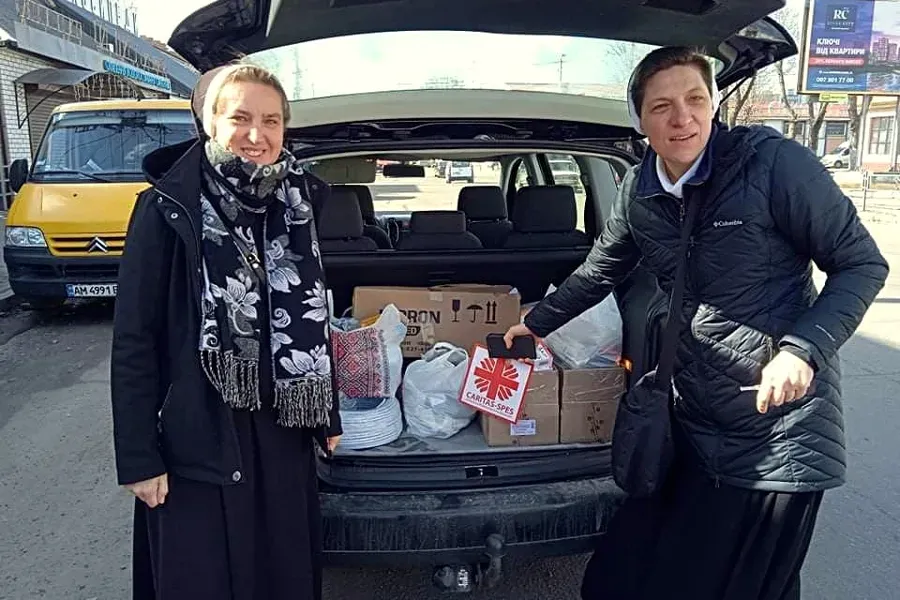 Religious sisters in Ukraine deliver supplies from Caritas. Private archive.