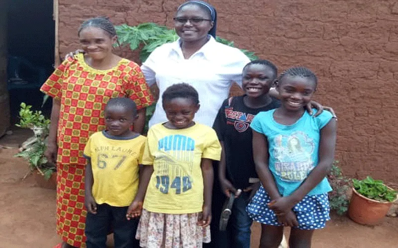 Sr. Catherine Mutindi Kivutui, member of Our Lady of Charity of the Good Shepherd together with some of the the vulnerable children under her program at Bon Pasteur Kolwezi in DR Congo / Sr. Catherine Mutindi