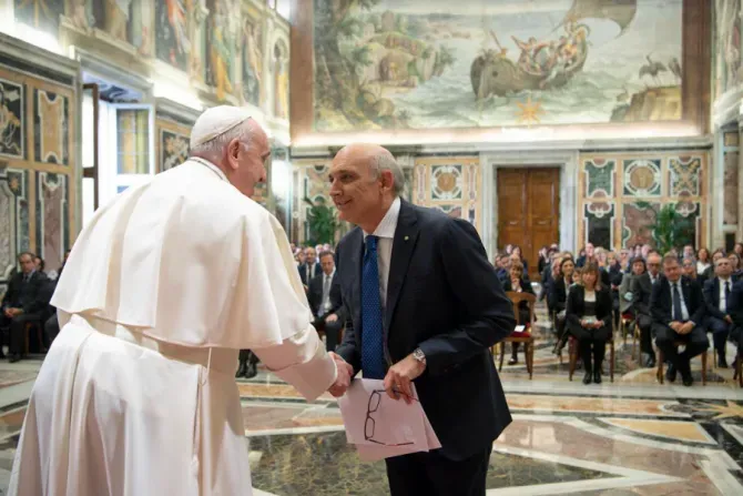 Pope Francis meets participants in a congress promoted by the Italian Society of Hospital Pharmacy and Pharmaceutical Services of Health Authorities at the Vatican, Oct. 14, 2021./ Vatican Media.
