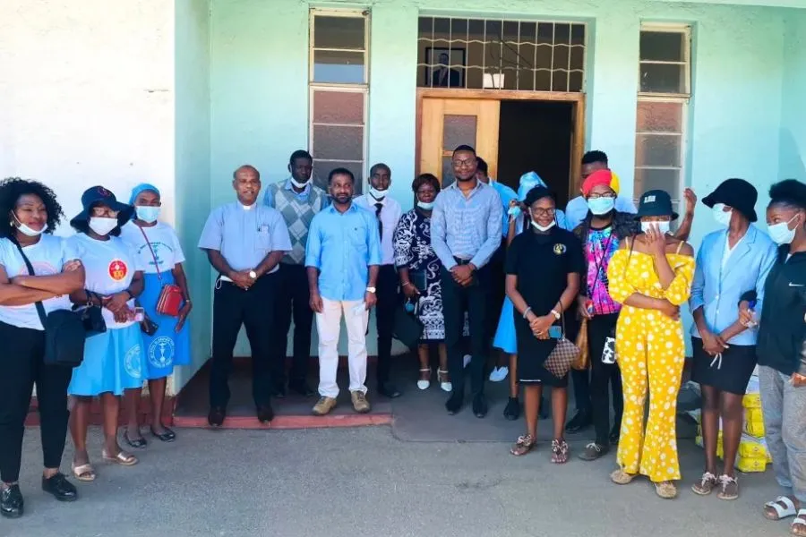 Archbishop Alex Thomas pose for a picture with young adults and the youth during a visit to Ingutsheni psychiatry hospital. Credit: Catholic Church News Zimbabwe