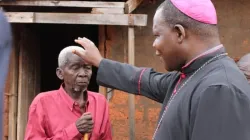 Archbishop Dieudonné Nzapalainga blessing an elderly man. Credit: ACN