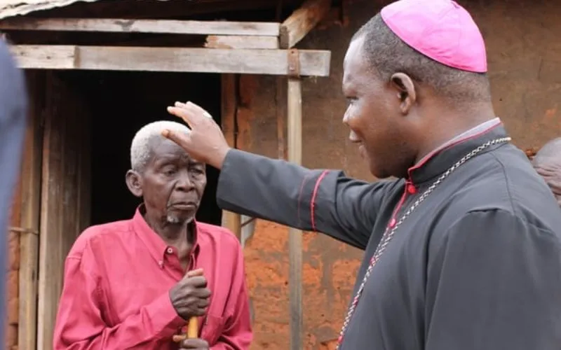 Archbishop Dieudonné Nzapalainga blessing an elderly man. Credit: ACN