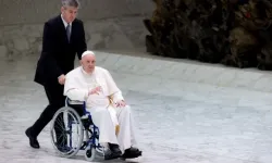Pope Francis enters the Vatican’s Paul VI Hall in a wheelchair on May 5, 2022. | Daniel Ibáñez/CNA.