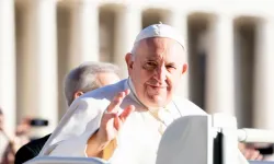 Pope Francis greeting pilgrims at St. Peter's Square 05 October 2022. Credit:  Daniel Ibáñez / CNA