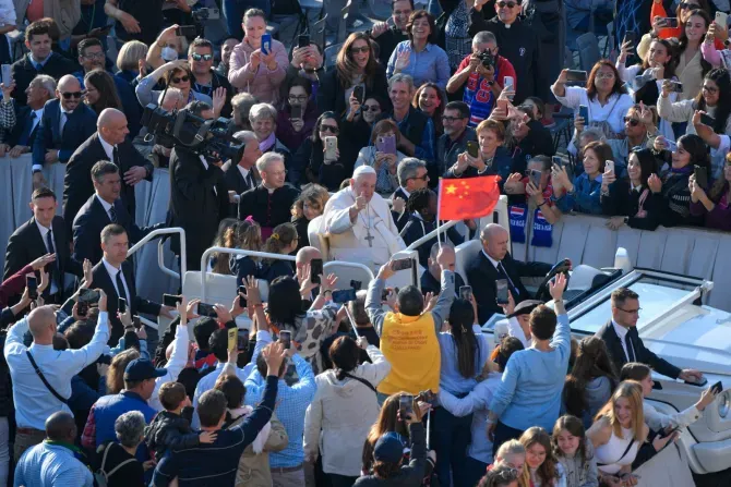 Pilgrims wave a Chinese flag at the general audience with Pope Francis, Oct. 12, 2022. | Vatican Media.