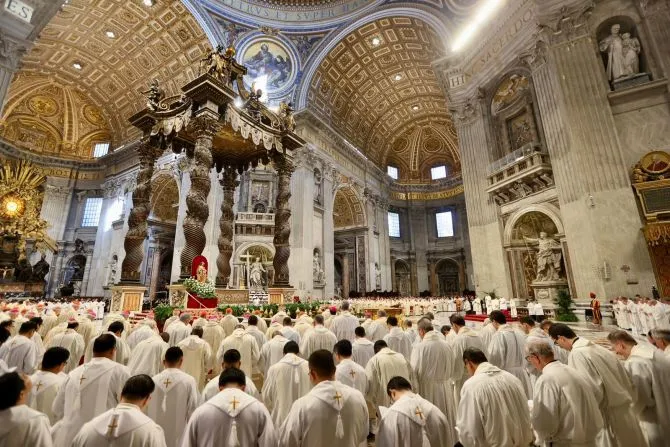 Pope Francis Celebrates "birthday of priesthood" with 1,800 Priests on Holy Thursday