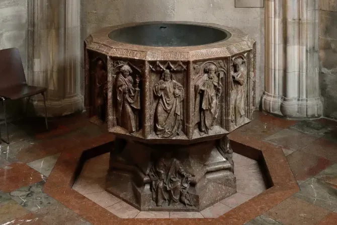 A baptismal font in St. Stephen’s Cathedral in Vienna, Austria. | Bwag via Wikipedia (CC BY-SA 4.0).