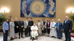 Pope Francis meets members of the Global Solidarity Fund in a room adjacent to the Vatican’s Paul VI Hall, May 25, 2022. Vatican Media.