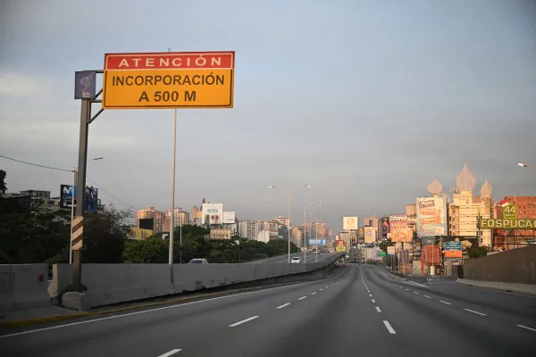A highway sits empty in Caracas after U.S. strikes in the area and the arrest of Venezuelan President Nicolás Maduro, Saturday, Jan. 3, 2026. | Credit: FEDERICO PARRA/Getty Images