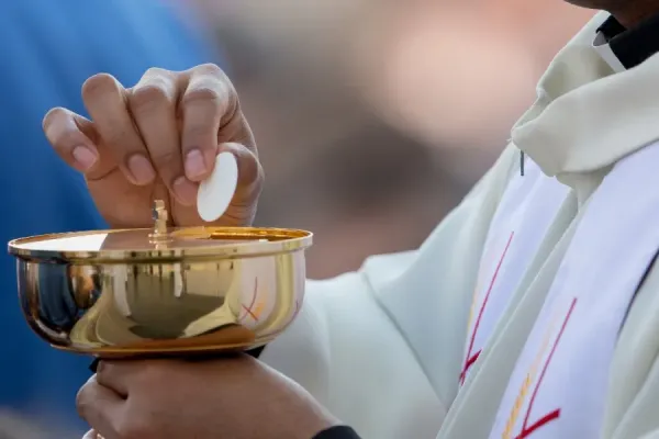 Italian Catholic Bishop Forbids Unvaccinated Priests from Distributing Communion