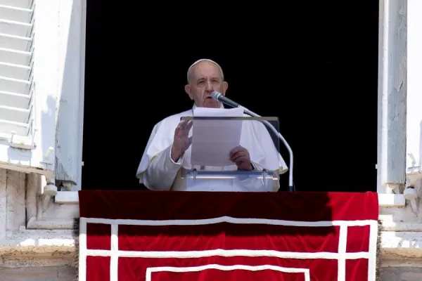 Pope Francis: The Cross Reminds us of the Sacrifices of the Christian life