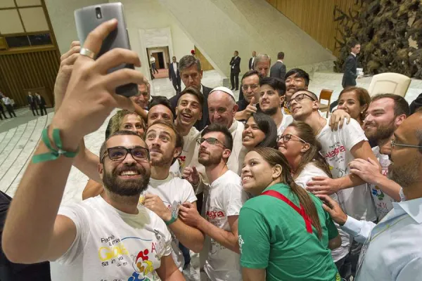 Pope Francis takes a selfie with members of the International Eucharistic Youth Movement in the Vatican's Paul VI Hall, Aug. 7, 2015. Credit: L'Osservatore Romano.