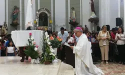 Pope Leo XIV, when he was bishop of Chiclayo (Peru), reciting the prayer of consecration before Our Lady of Fatima. - Credit: Courtesy of Fátima Mission Peru