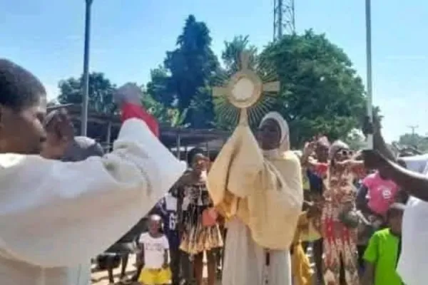 “Grievous misstep”: Nigerian Diocese Condemns Aberration after Nun Spotted Carrying Monstrance in Eucharistic Procession