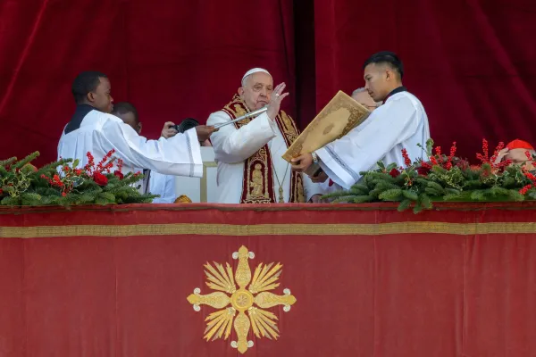 In "Urbi et Orbi Blessing, Pope Francis Urges World Leaders to Pursue Dialogue, Peace in Jubilee Year