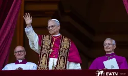 Pope Leo XIV waves to pilgrims in St. Peter’s Square shortly after his election on Thursday, May 8, 2025. / Credit: Daniel Ibáñez/CNA