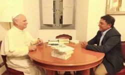 Armando Lovera presents Pope Leo XIV with his book “From Robert to Leo.” / Credit: Photo courtesy of Armando Lovera