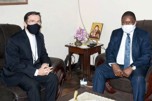 Bishop Luis Fernando Lisboa(left) and President Felipe Nyusi (right) during the August 31 meeting at the Episcopal Palace in Pemba Diocese.