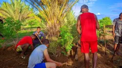 Seminarians preparing land for construction in Madagascar. Credit: ACN