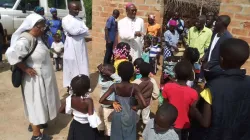 Bishop Maurício Agostinho Camuto of the Catholic Diocese of Caxito in Angola greets children at  Our Lady of the Assumption Parish of his Episcopal See. Credit: Radio Ecclesia Angola