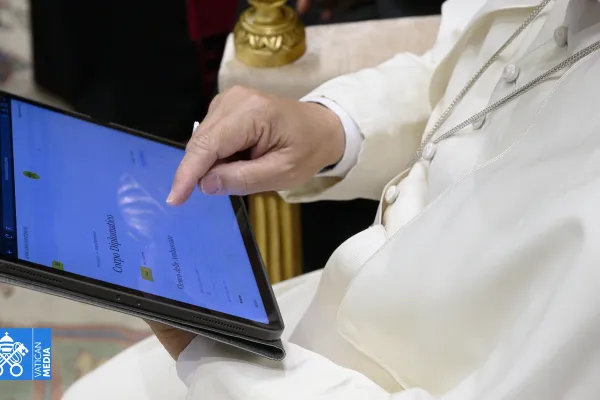 Pope Leo XIV uses a tablet to navigate the website of the new digital version of the Vatican's Pontifical Yearbook, known as the "Annuario Pontificio" in Italian. / Credit: Vatican Media.