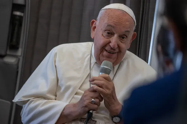 Pope Francis Tells Journalists to Build Communion, "give reasons for hope"
