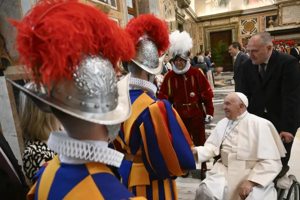 At Silver Jubilee Pontifical Swiss Guard Foundation, Pope Francis Recognizes Guard’s Patient Service to Vatican Pilgrims