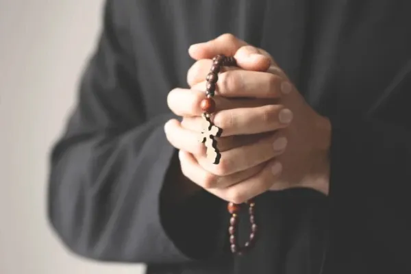 The tragedy points to the urgent need to provide support and accompaniment to priests, who often bear great responsibilities and challenges, usually alone. / Credit: Africa Studio/Shutterstock