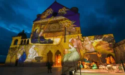 Giotto’s Nativity fresco projected on the Basilica of St. Francis of Assisi. / Credit: Buffy1982/Shutterstock