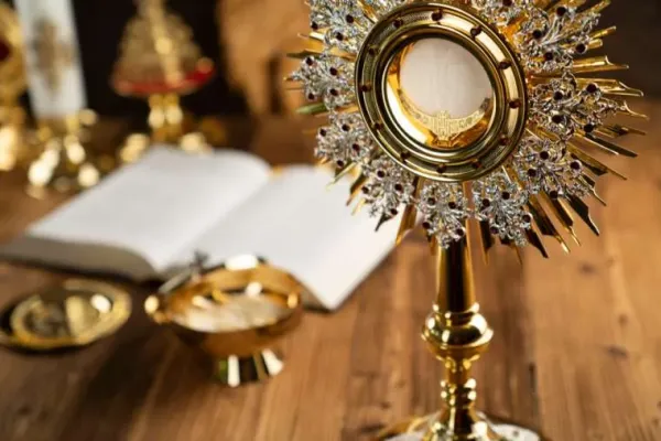 Monstrance for adoration, stock photo. / Zolnierek/Shutterstock