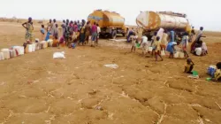 South Sudanese refugees queue to receive water at a refugee camp near Kosti, Sudan, June 2017./ Aid to the Church in Need.