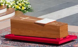 The coffin of Pope Francis rests before the altar at the funeral Mass on St. Peter’s Square, April 26, 2025. / Credit: Daniel Ibáñez/CNA