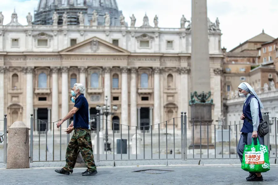 People wearing face coverings walk past St. Peter’s Basilica. Daniel Ibáñez/CNA.