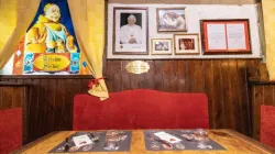 A table dedicated to Benedict XVI in his favorite Rome restaurant, Cantina Tirolese. | Daniel Ibáñez/CNA.